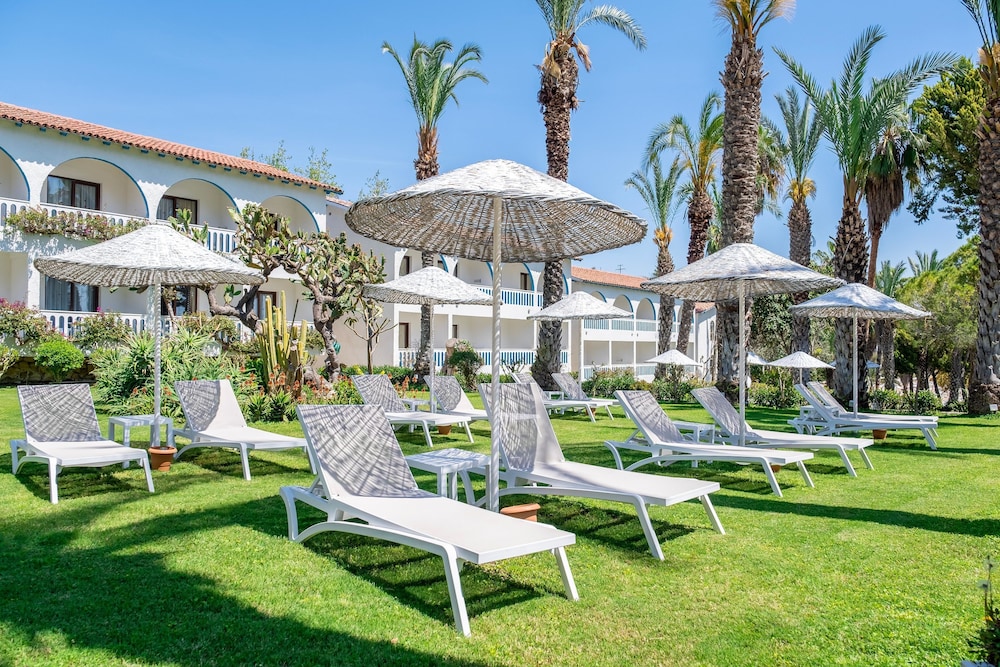 Utopia Beach Club — Shared spaces in Avsallar