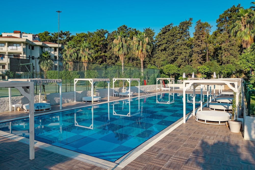 Utopia Resort & Residence — Swimming pool in Avsallar