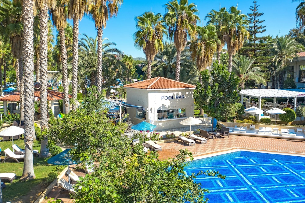 Utopia Resort & Residence — Swimming pool in Avsallar