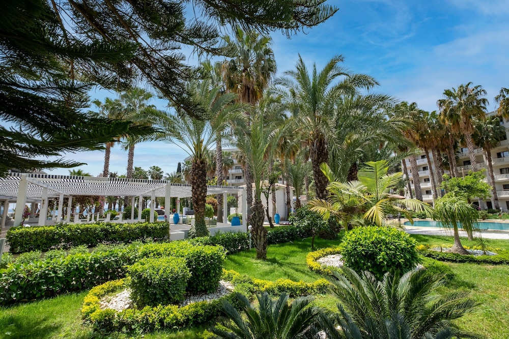 Utopia Resort & Residence — Hotel building in Avsallar