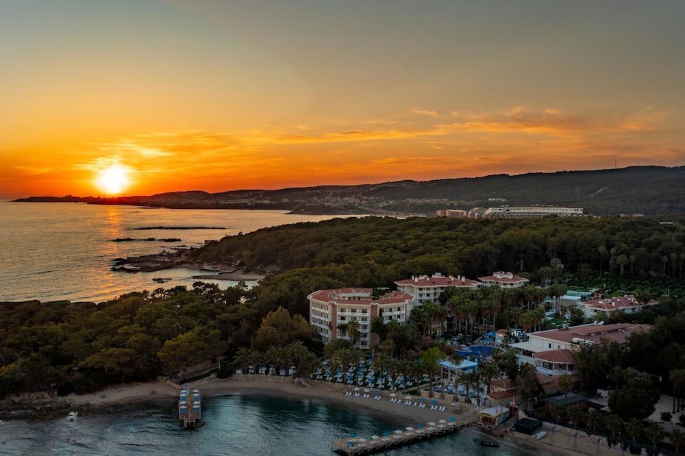 Utopia Resort & Residence — Hotel building in Avsallar