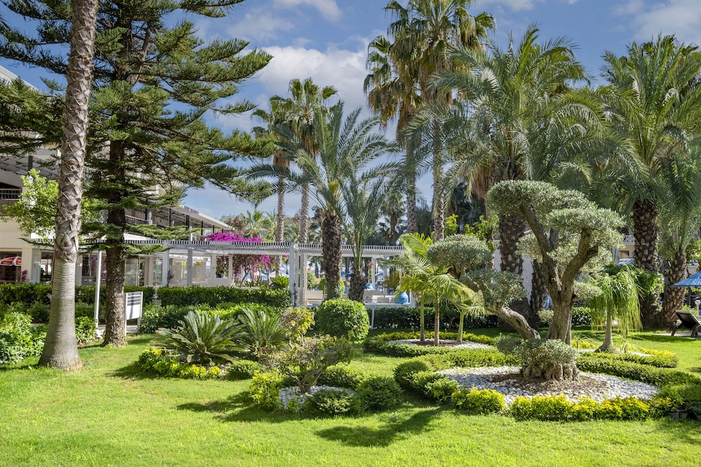 Utopia Resort & Residence — Hotel building in Avsallar