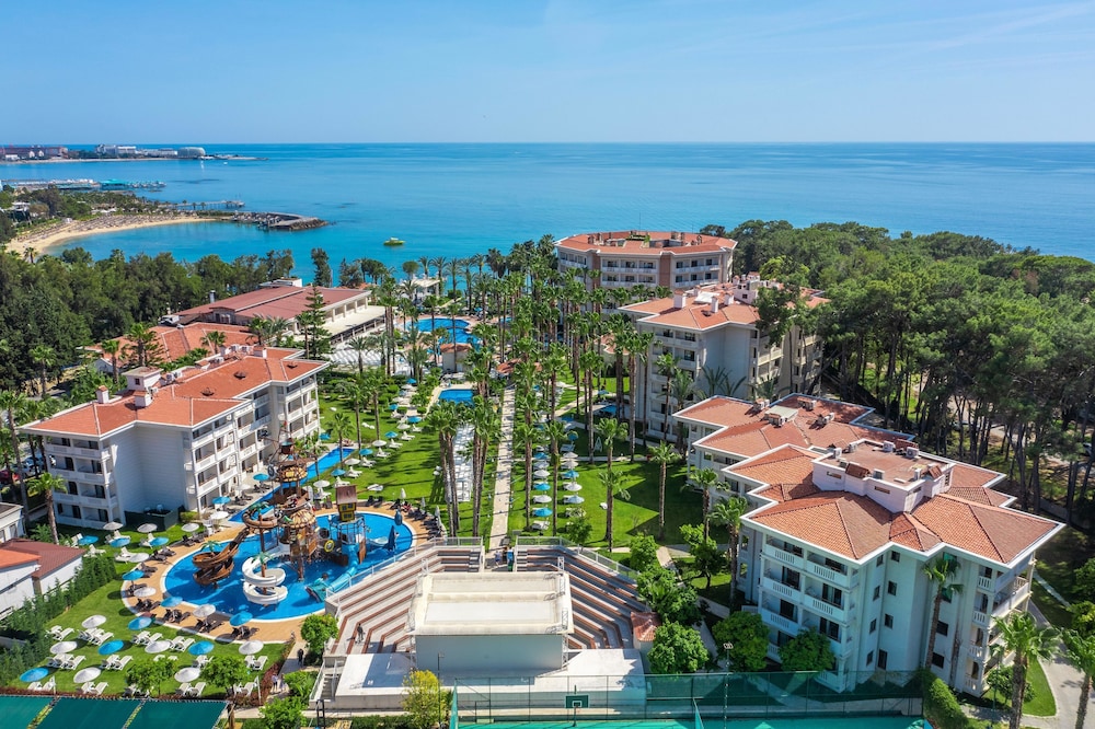 Utopia Resort & Residence — Hotel building in Avsallar