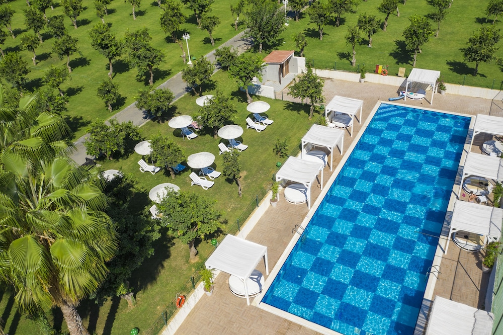 Utopia Resort & Residence — Swimming pool in Avsallar