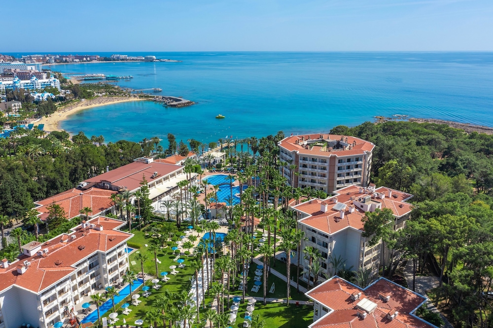 Utopia Resort & Residence — Hotel building in Avsallar