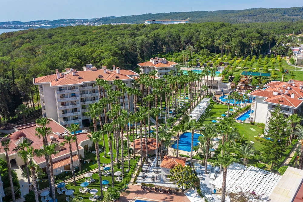 Utopia Resort & Residence — Hotel building in Avsallar