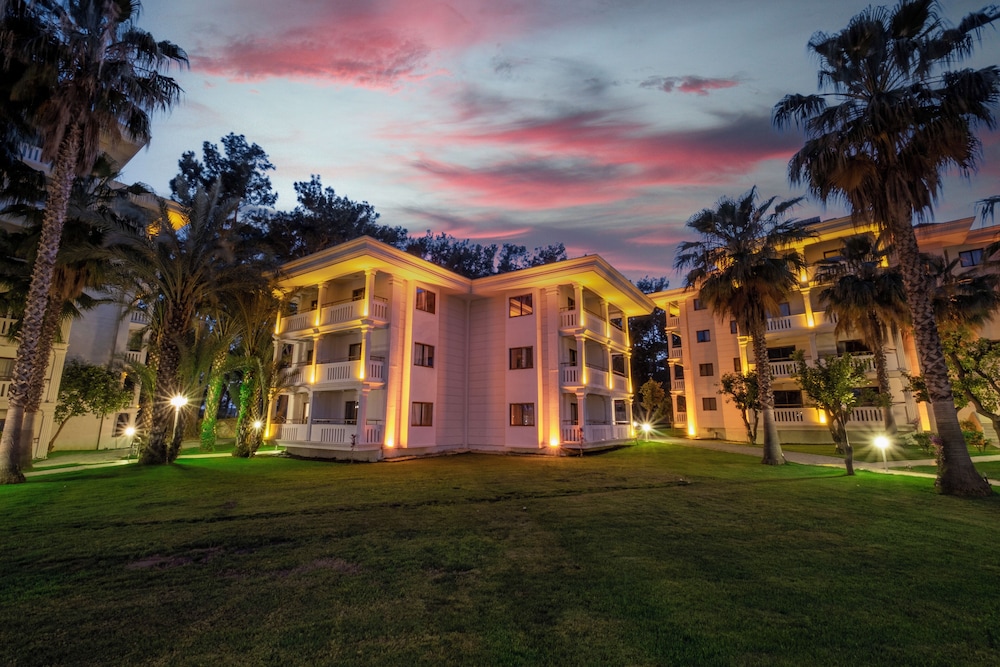 Utopia Resort & Residence — Hotel building in Avsallar