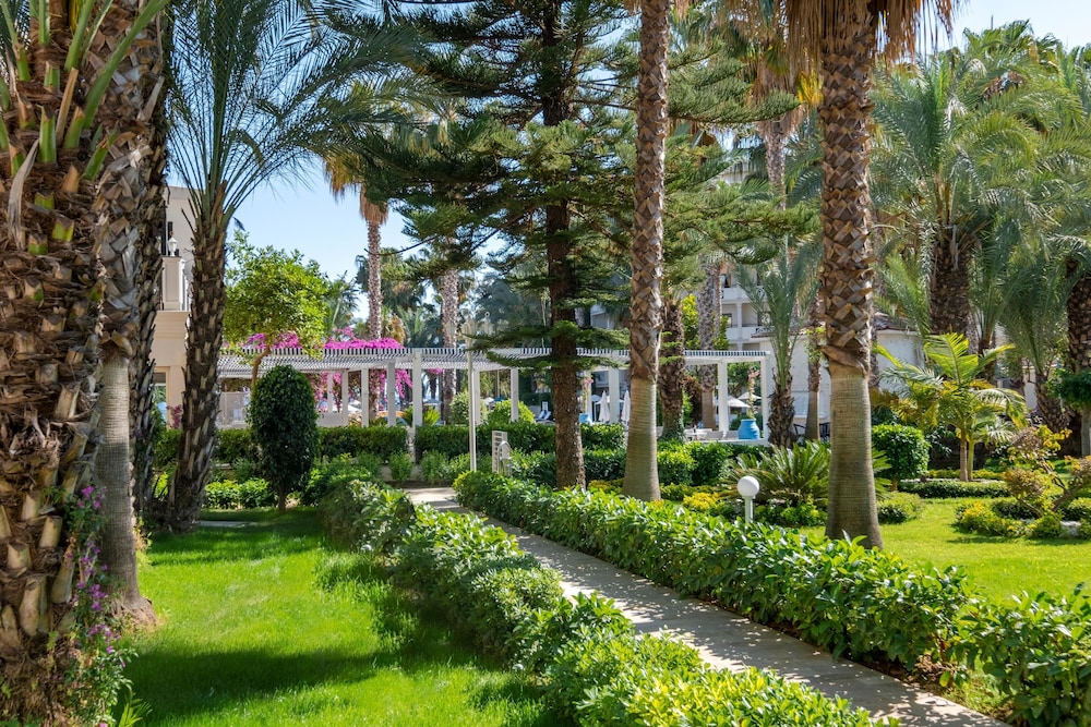 Utopia Resort & Residence — Hotel building in Avsallar