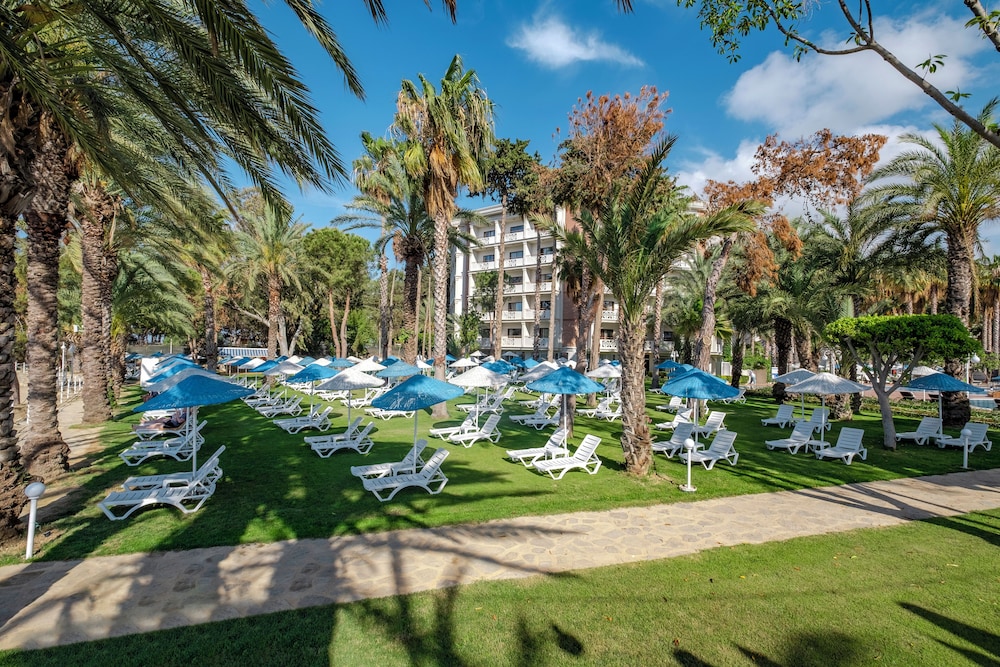 Utopia Resort & Residence — Hotel building in Avsallar
