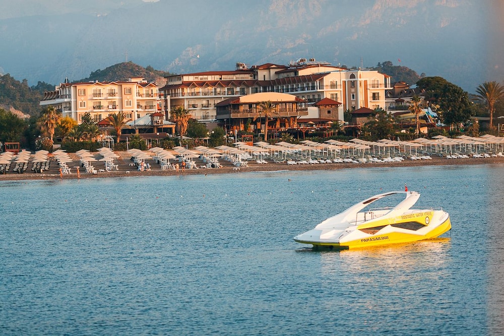 L'Oceanica Beach Resort Hotel - All Inclusive — Beach in Kemer