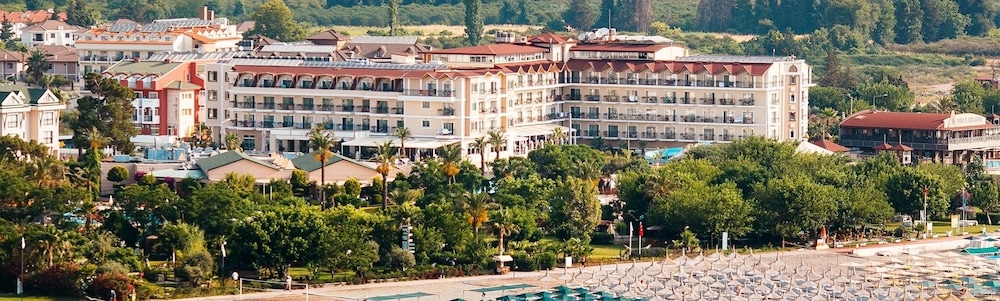 L'Oceanica Beach Resort Hotel - All Inclusive — Hotel building in Kemer