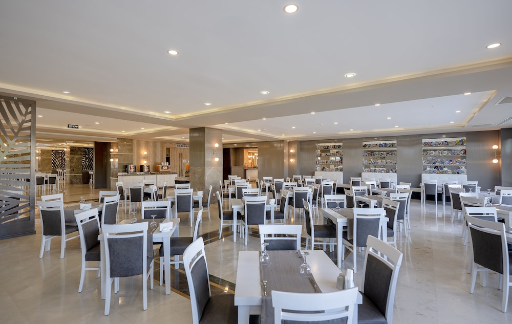 L'Oceanica Beach Resort Hotel - All Inclusive — Restaurant & bars in Kemer