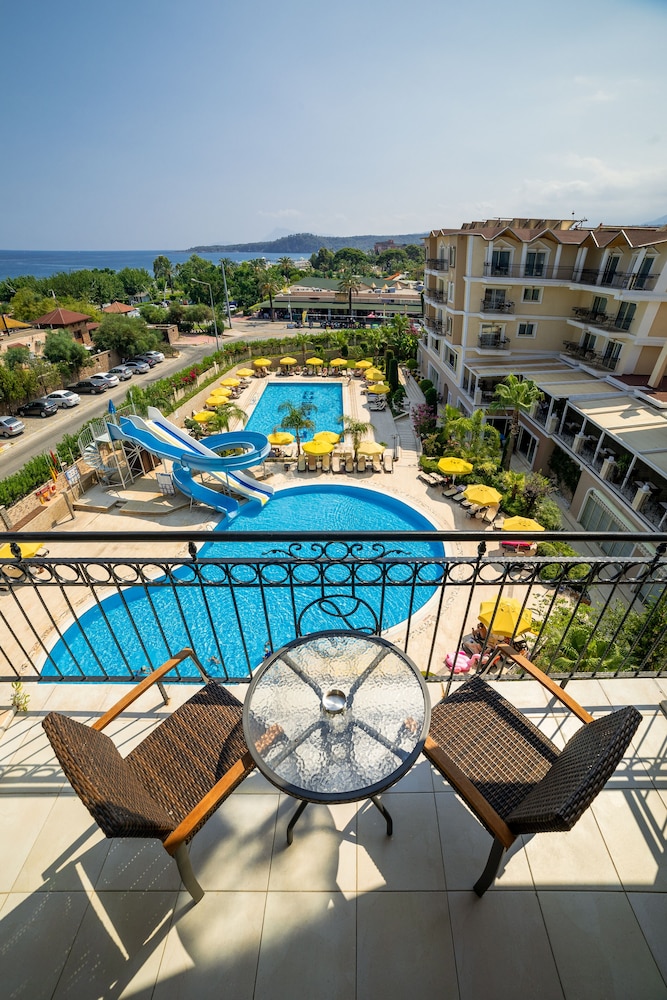 L'Oceanica Beach Resort Hotel - All Inclusive — Swimming pool in Kemer