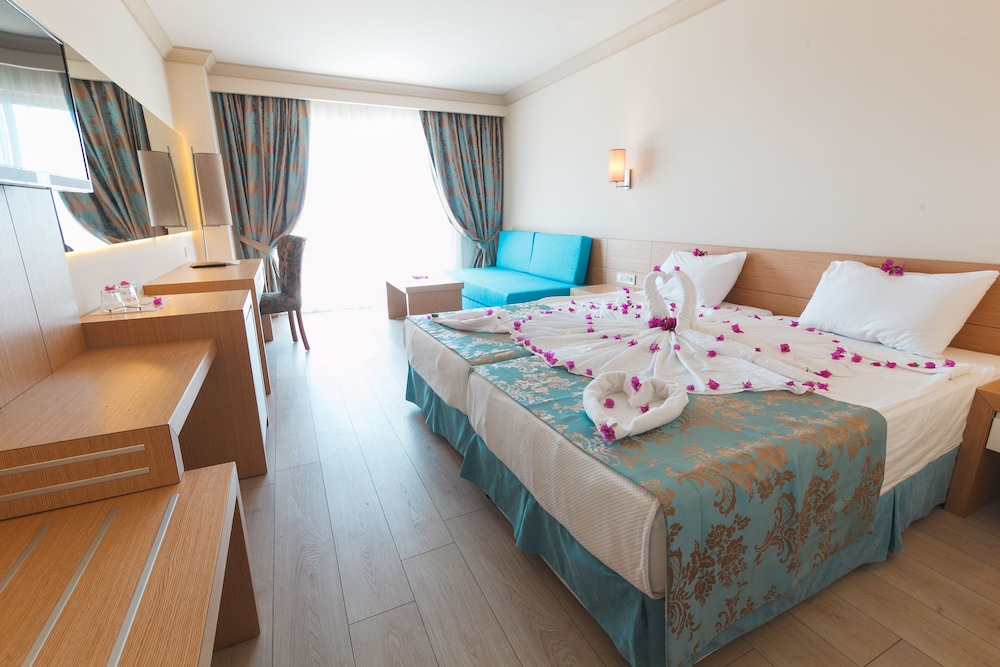 L'Oceanica Beach Resort Hotel - All Inclusive — Hotel rooms in Kemer