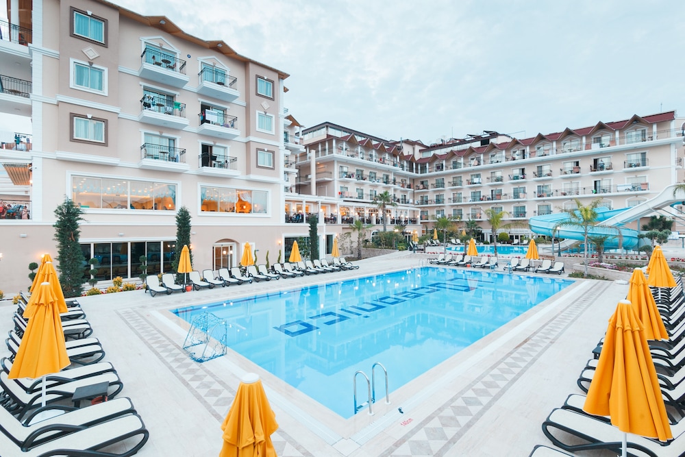 L'Oceanica Beach Resort Hotel - All Inclusive — Swimming pool in Kemer