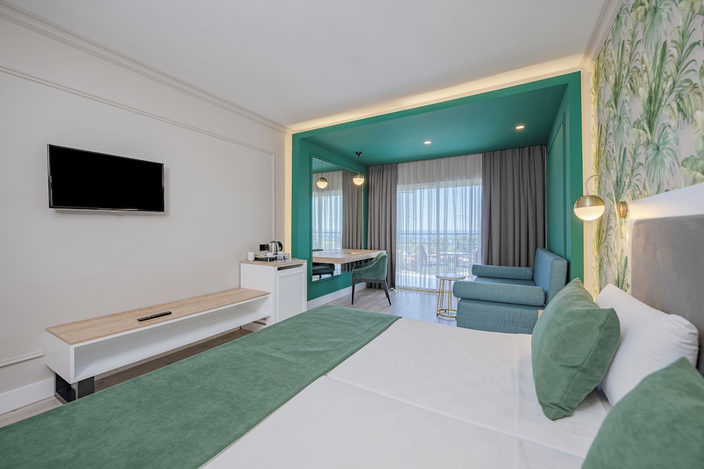 L'Oceanica Beach Resort Hotel - All Inclusive — Hotel rooms in Kemer
