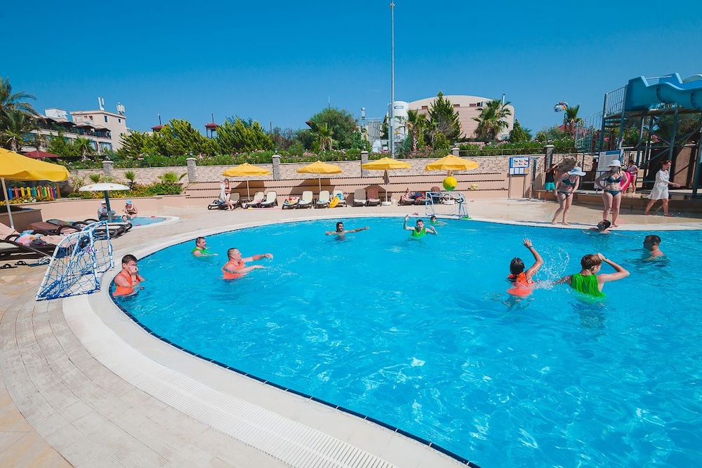L'Oceanica Beach Resort Hotel - All Inclusive — Swimming pool in Kemer