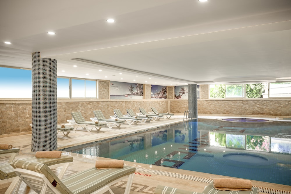 L'Oceanica Beach Resort Hotel - All Inclusive — Swimming pool in Kemer
