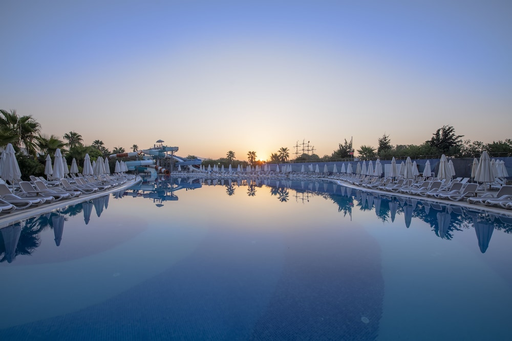 Lake River Side Hotel Spa - Ultra All Inclusive — Swimming pool in Side