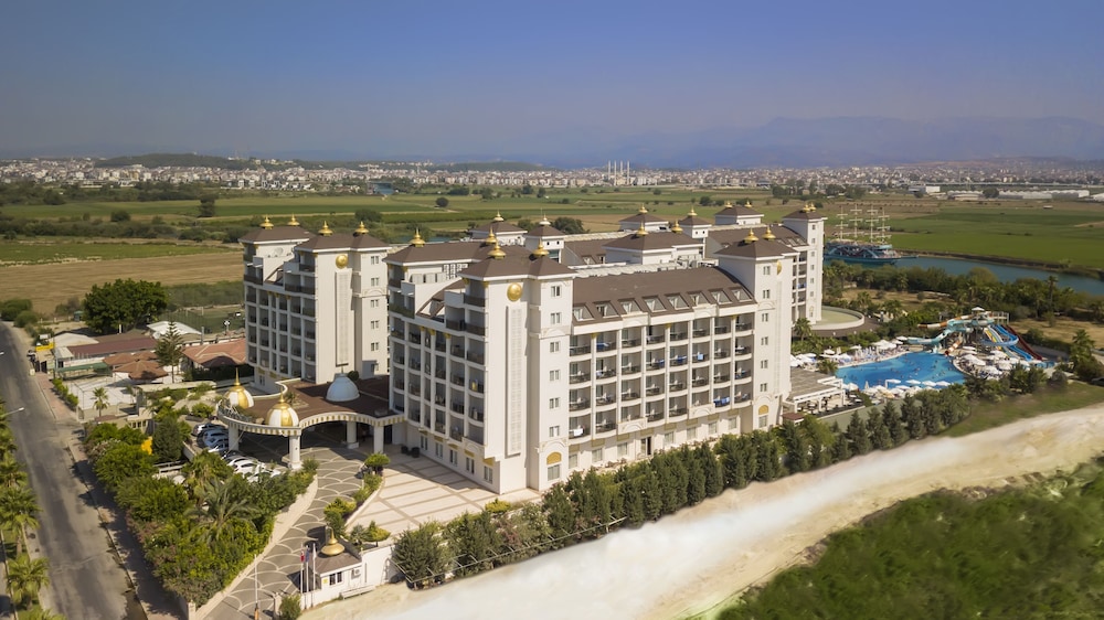 Lake River Side Hotel Spa - Ultra All Inclusive — Hotel building in Side