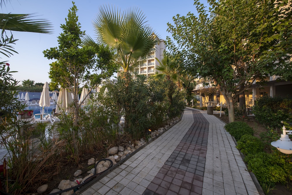 Lake River Side Hotel Spa - Ultra All Inclusive — Hotel building in Side