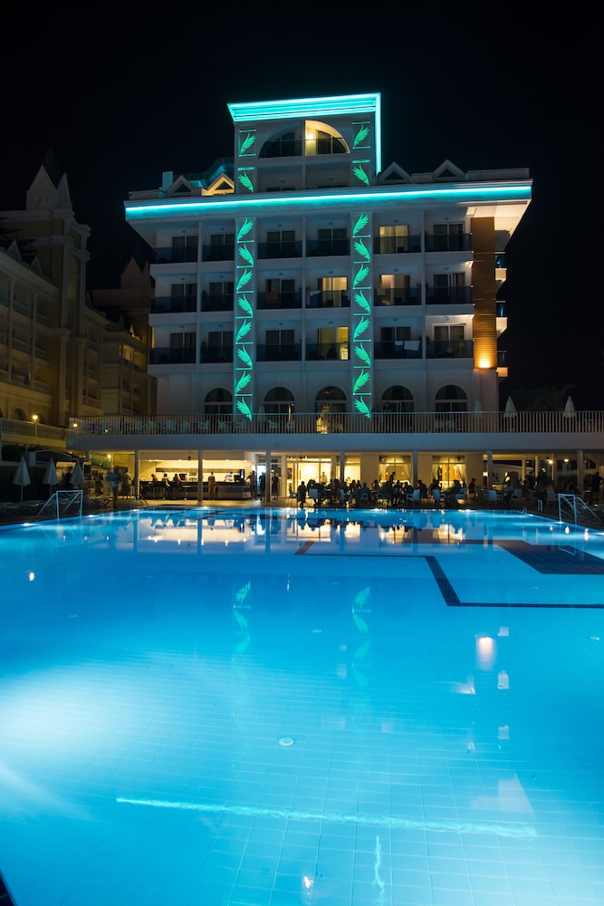Palm World Resort & Spa Side - All Inclusive — Swimming pool in Side