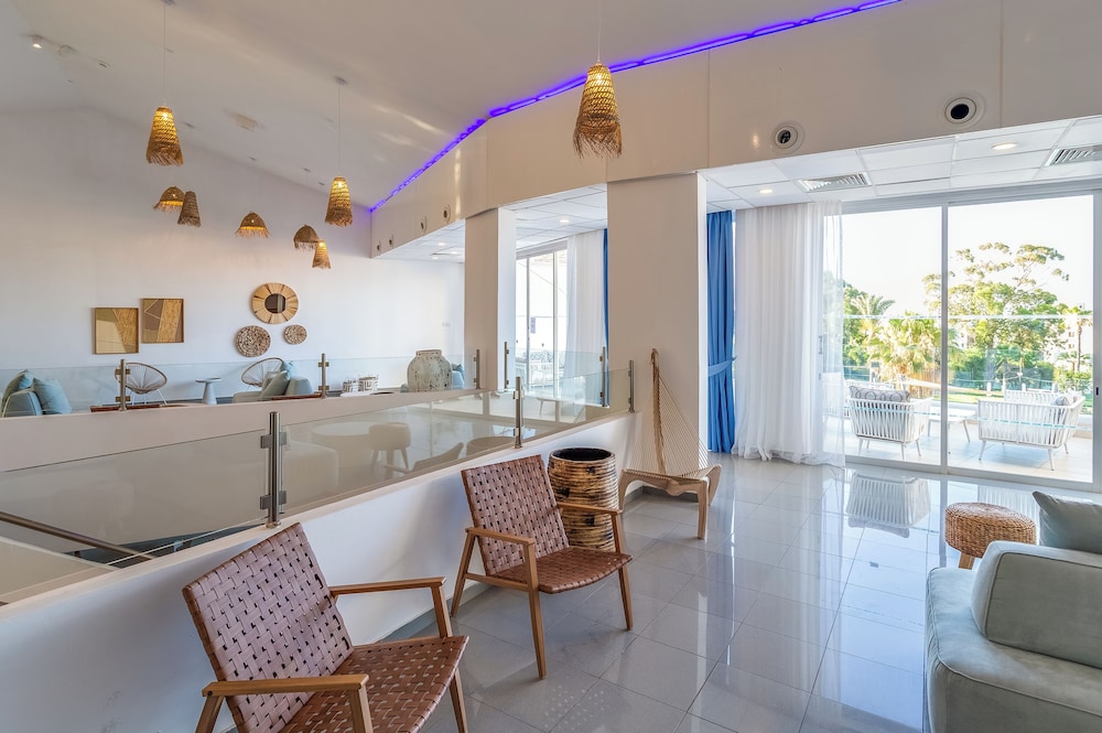 Adelais Bay Hotel — Hotel building in Protaras, Famagusta Region