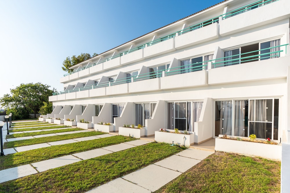 Adelais Bay Hotel — Hotel building in Protaras, Famagusta Region