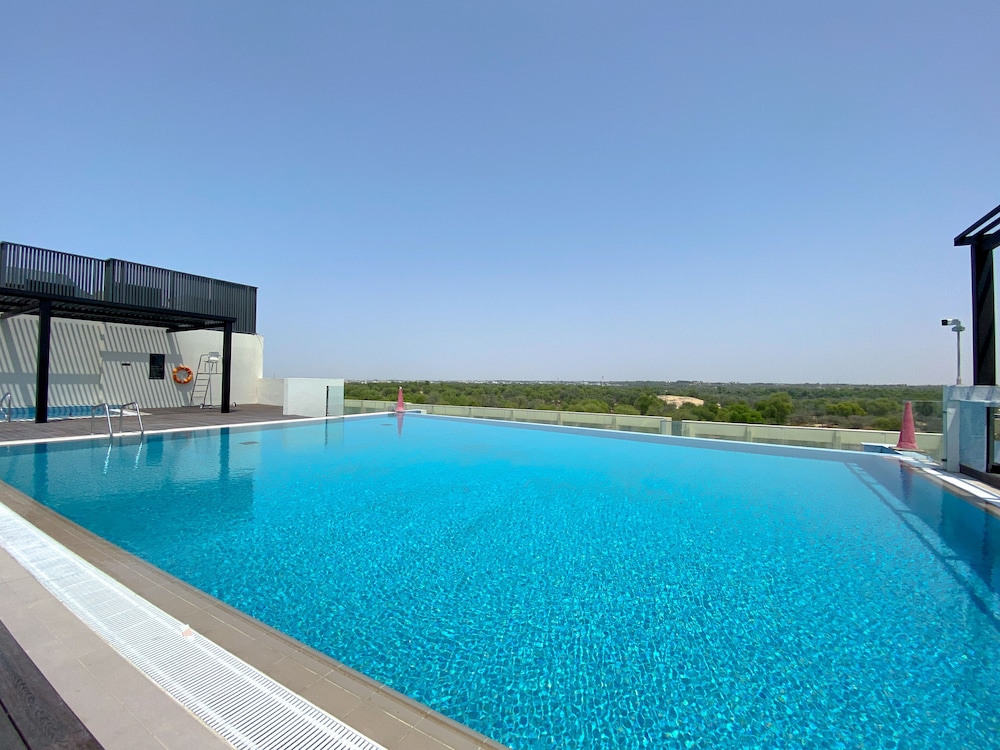 Millennium Place Mirdif Hotel — Swimming pool in Dubai