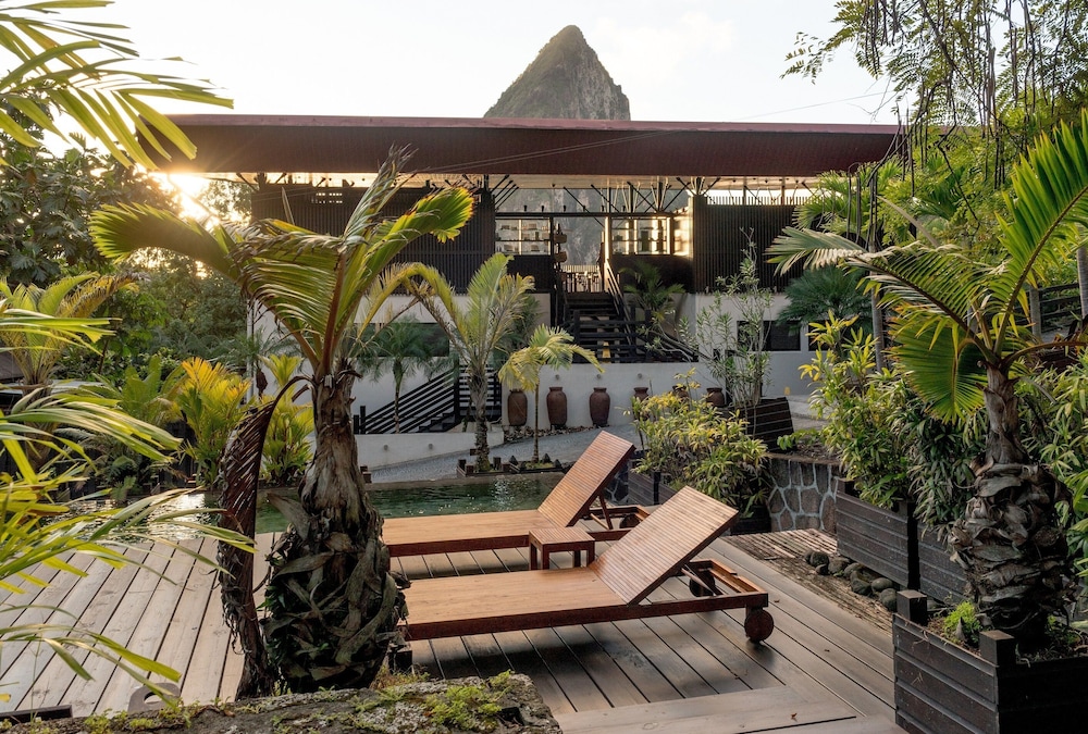 Rabot Hotel from Hotel Chocolat — Hotel building in Soufriere