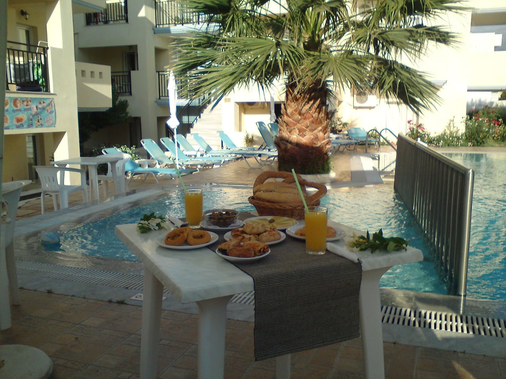 Sunshine Studios & Apartments — Swimming pool in Stalida