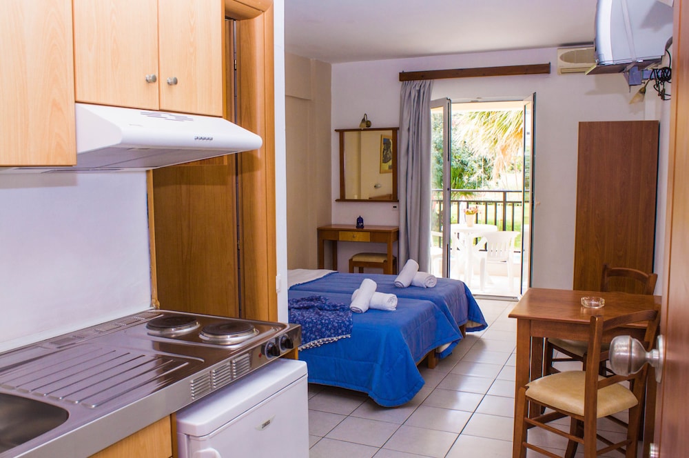 Sunshine Studios & Apartments — Hotel rooms in Stalida