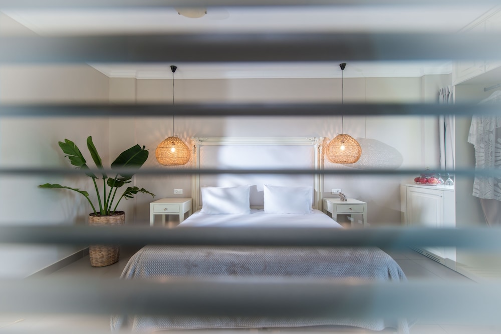 Notos Heights Hotel & Suites — Hotel rooms in Malia