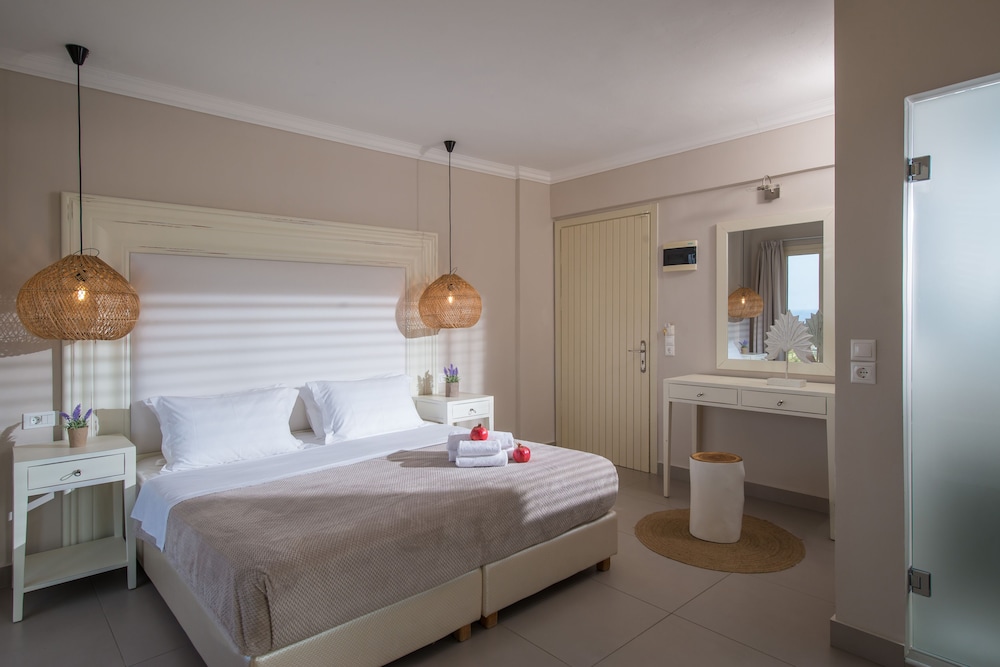 Notos Heights Hotel & Suites — Hotel rooms in Malia
