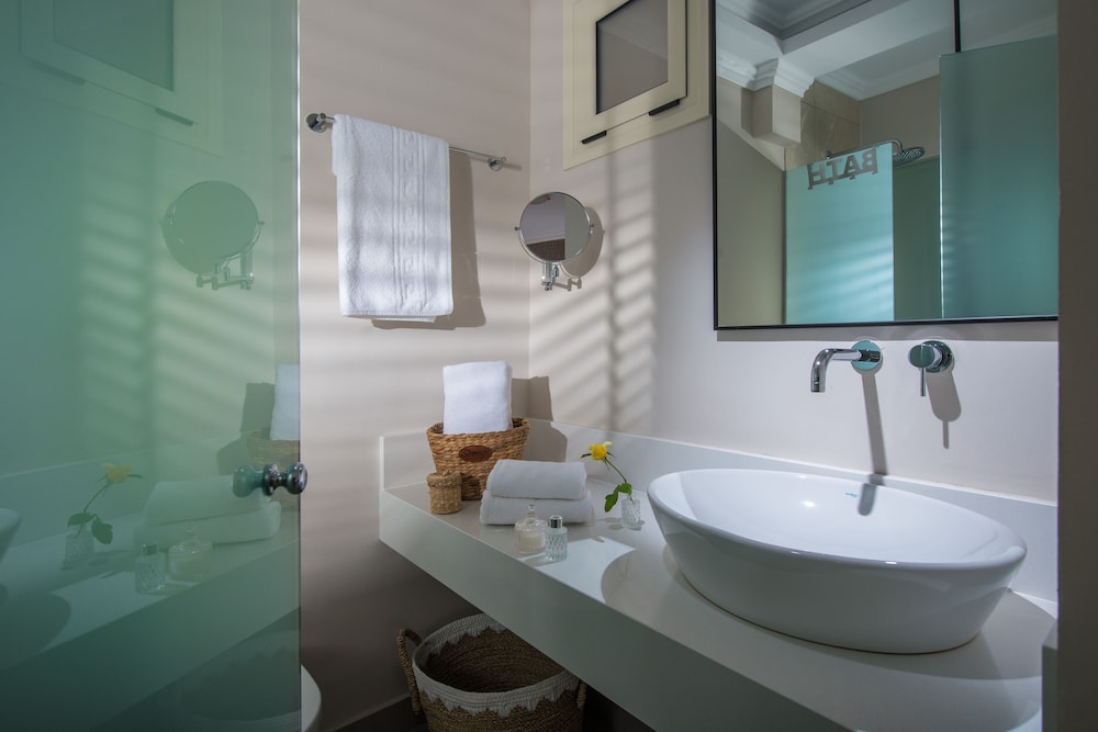 Notos Heights Hotel & Suites — Hotel rooms in Malia