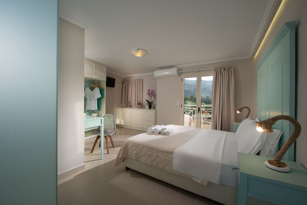 Notos Heights Hotel & Suites — Hotel rooms in Malia