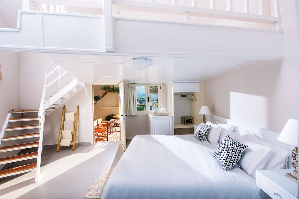 Notos Heights Hotel & Suites — Hotel rooms in Malia