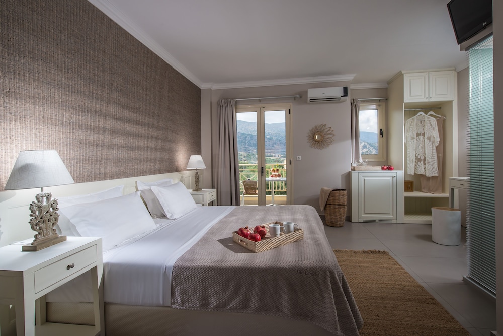 Notos Heights Hotel & Suites — Hotel rooms in Malia