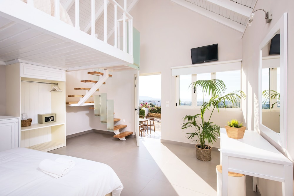 Notos Heights Hotel & Suites — Hotel rooms in Malia