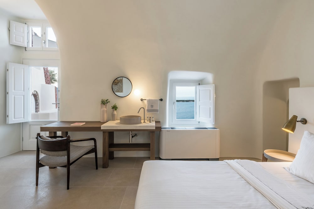 Art Maisons Oia Castle — Hotel rooms in Oia, South Aegean