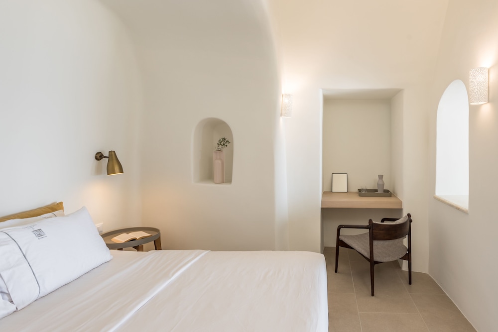 Art Maisons Oia Castle — Hotel rooms in Oia, South Aegean