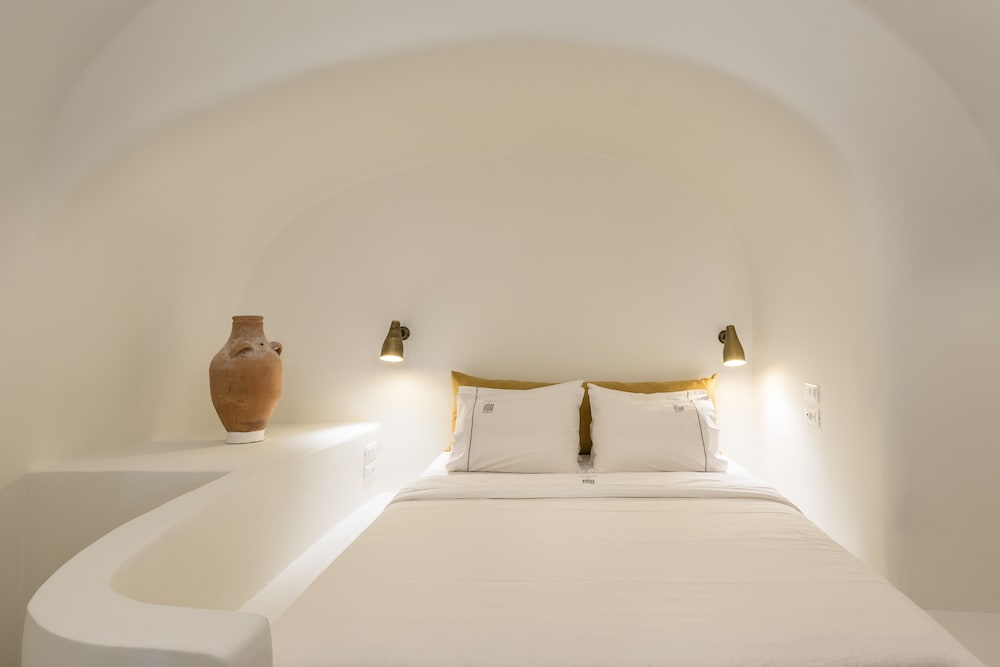 Art Maisons Oia Castle — Hotel rooms in Oia, South Aegean