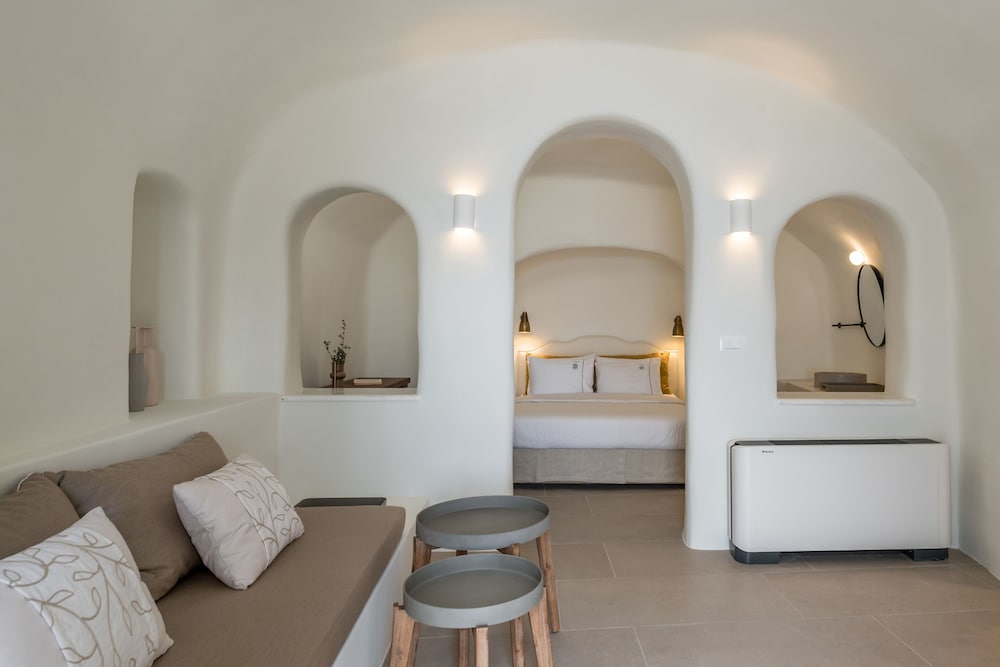 Art Maisons Oia Castle — Hotel rooms in Oia, South Aegean