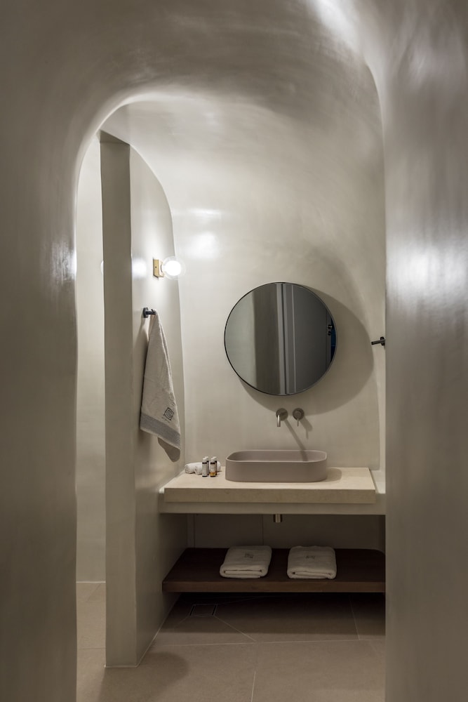 Art Maisons Oia Castle — Hotel rooms in Oia, South Aegean