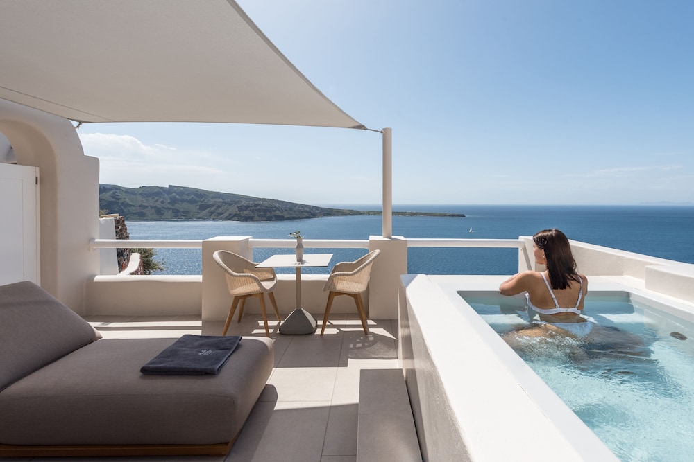 Art Maisons Oia Castle — Hotel rooms in Oia, South Aegean