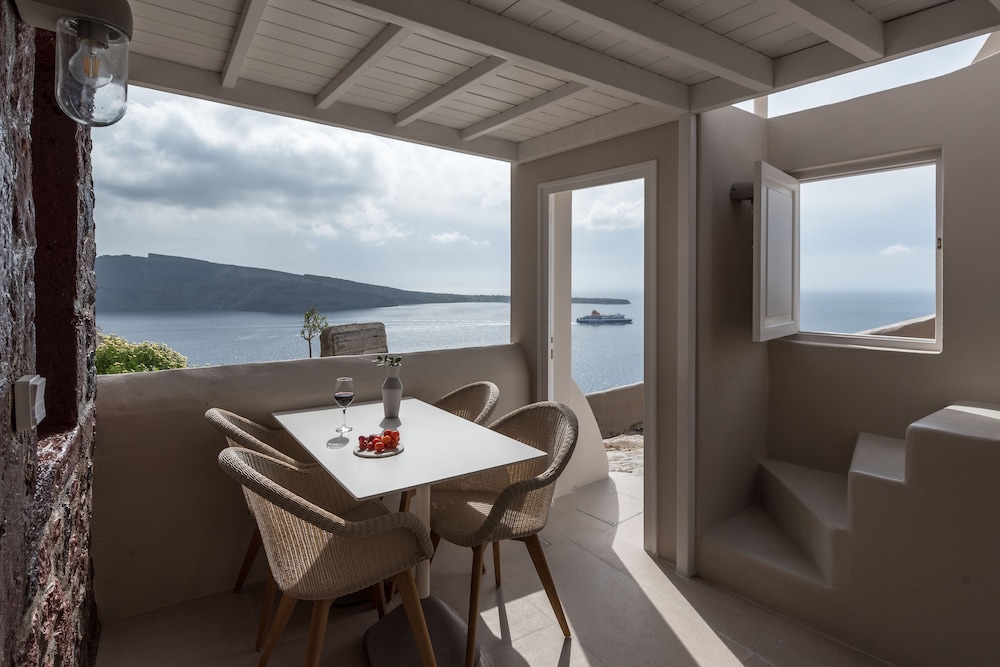 Art Maisons Oia Castle — Hotel rooms in Oia, South Aegean