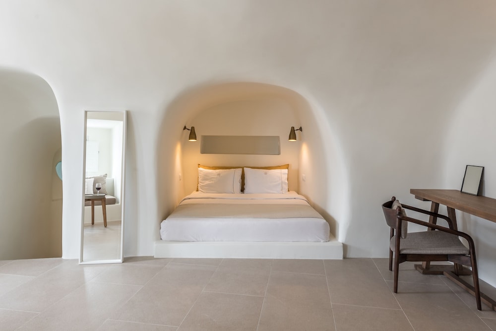 Art Maisons Oia Castle — Hotel rooms in Oia, South Aegean