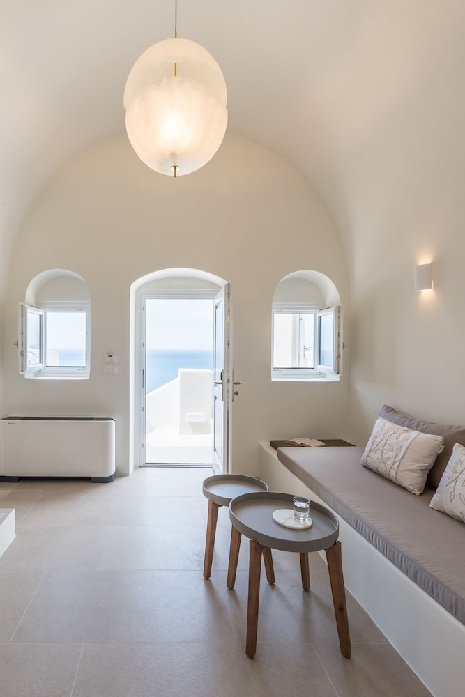 Art Maisons Oia Castle — Hotel rooms in Oia, South Aegean
