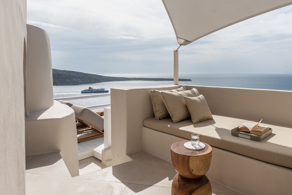 Art Maisons Oia Castle — Hotel rooms in Oia, South Aegean