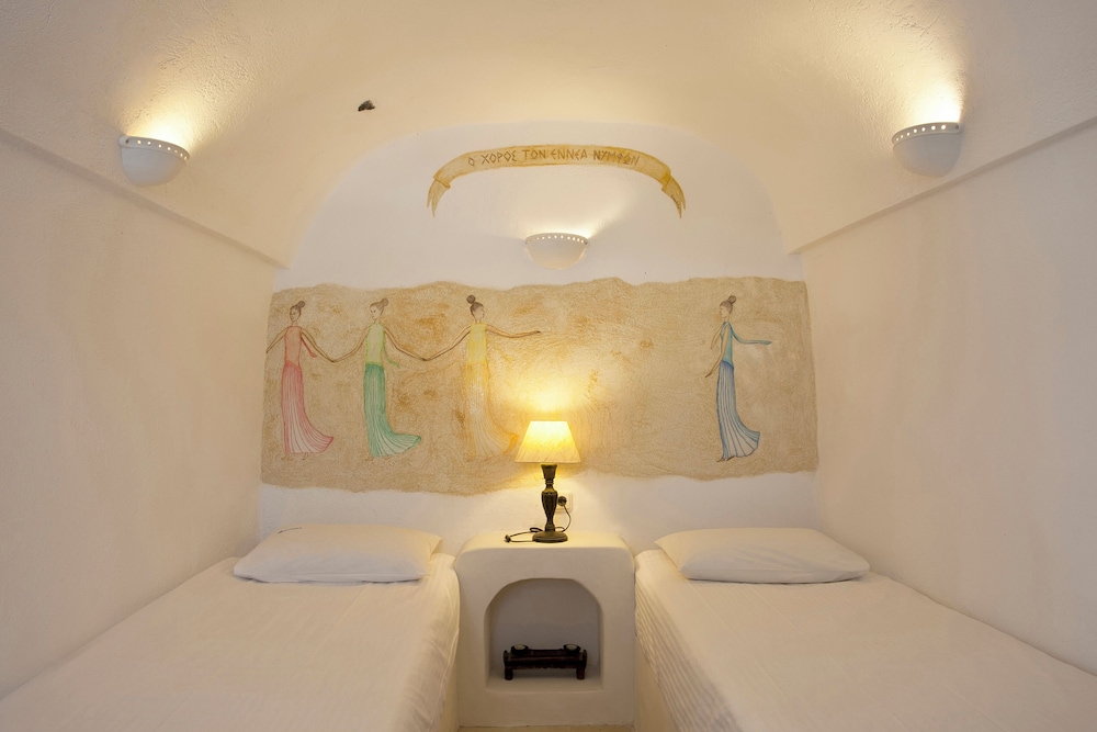 Alexander's Suites — Hotel rooms in Oia, South Aegean